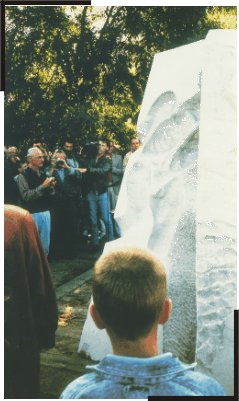 Der Deserteur Ludwig Baumann am Denkmal in Potsdam