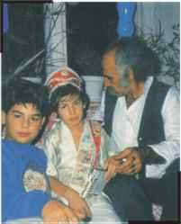 Der Knstler Mehmet Aksoy mit seiner Familie (um 1989)n